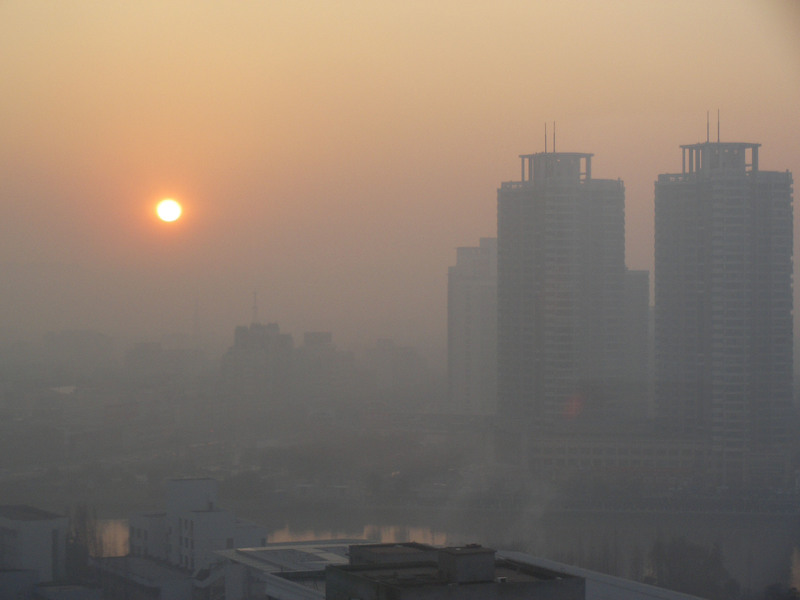 تصمیم تعطیلی ادارات در روزهای آلودگی هوا با دولت است