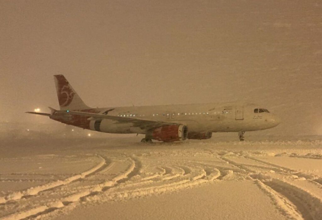 تغییر مسیر پروازها از فرودگاه امام به شهید بهشتی اصفهان به دلیل بارش برف