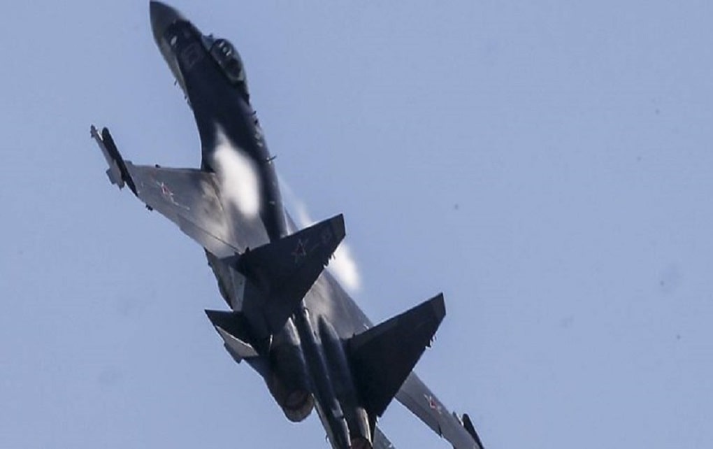 رهگیری هواپیمای جاسوسی آمریکا توسط دو سوخو ۳۵ روس