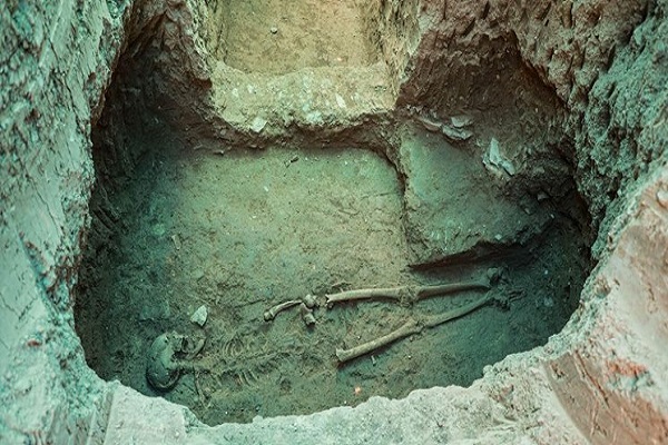 کشف اسکلت بانوی ۲۲۰۰ ساله اشکانی همراه کوزه سفالی در اصفهان