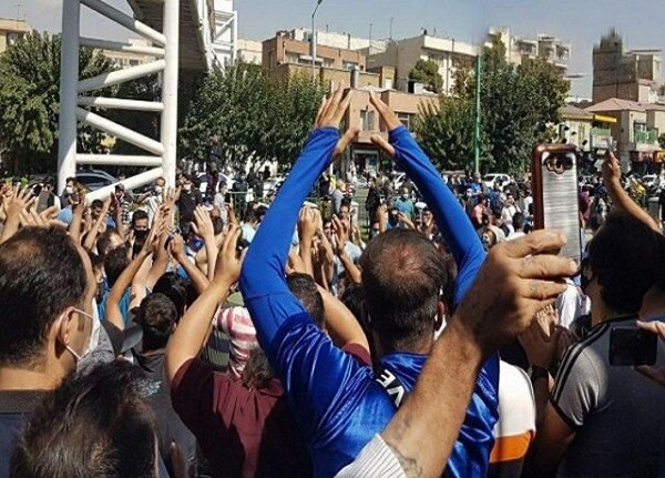 تجمع هواداران استقلال مقابل ساختمان مجلس | معترضان خواهان استیضاح وزیر ورزش هستند