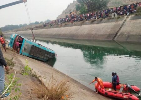 حادثه سقوط اتوبوس به کانال آب ۴۰ کُشته داد