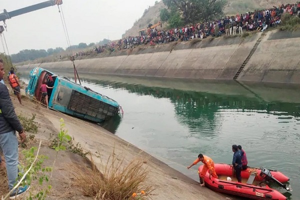 سقوط اتوبوس به کانال آب هند