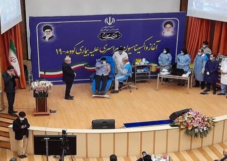آغاز واکسیناسیون کرونا در ایران؛ نخستین تزریق واکسن به فرزند وزیر بهداشت