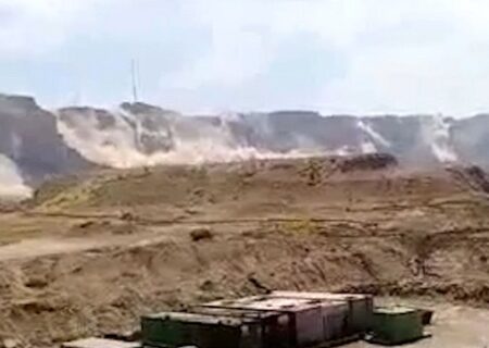 ریزش کوه های اطراف گناوه بر اثر زلزله شدید در استان بوشهر