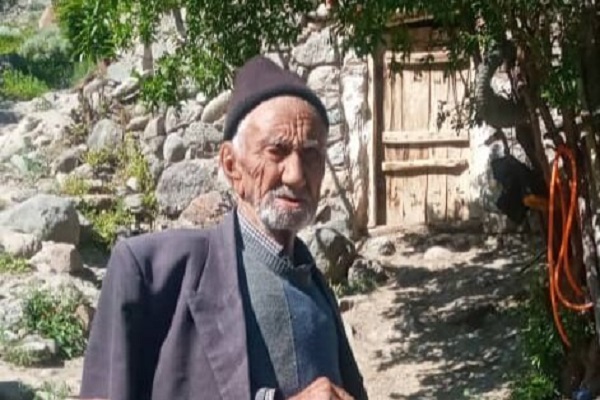 تزریق واکسن به پیرترین مرد ایران