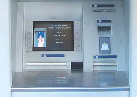 گرفتار شدن سارق در داخل دستگاه خودپرداز بانک ! + عکس