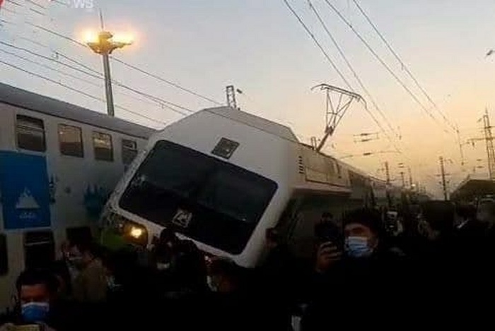 برخورد دو قطار و خروج متروی کرج تهران از ریل / ۲۲ نفر مصدوم شدند + عکس