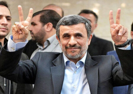 برخی برای خنده و سرگرمی با احمدی‌نژاد عکس می‌گیرند / احمدی‌نژاد و اطرافیانش ساختمان کاخ مانند ولنجک را تسخیر کرده اند
