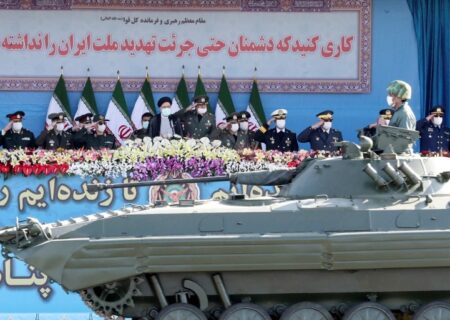 رئیسی در روز ملی ارتش به اسرائیل هشدار داد/ خودکفایی ایران برای تولید قطعات نظامی