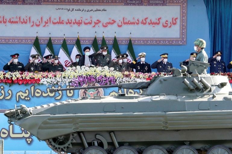 رئیسی در روز ارتش ملی به اسرائیل هشدار داد / خودکفایی ایران برای تولید قطعات نظامی