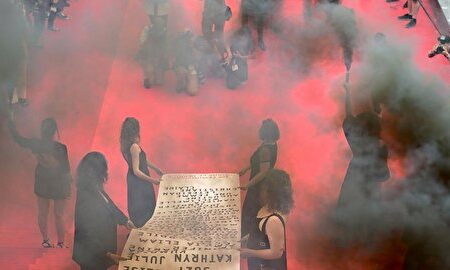 واکنش فمینیستی و برهنه شدن روی فرش قرمز جشنواره کن ۲۰۲۲ + عکس