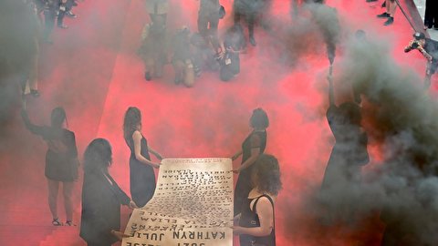 واکنش فمینیستی و برهنه شدن روی فرش قرمز جشنواره کن ۲۰۲۲ + عکس