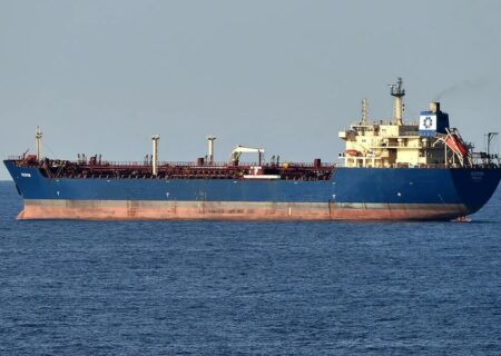 یونان پس از توقیف دو نفتکشش در خلیج فارس، ایران را به دزدی دریایی متهم کرد