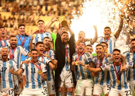 عکسهای مراسم اهدای جام و جشن قهرمانی آرژانتین در جام جهانی ۲۰۲۲ قطر