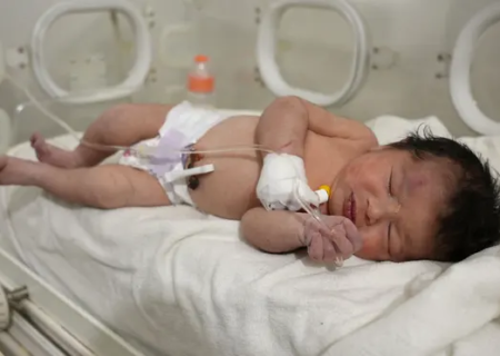 نوزاد تازه متولد شده زنده از زیر آوار زلزله در سوریه بیرون کشیده شد!