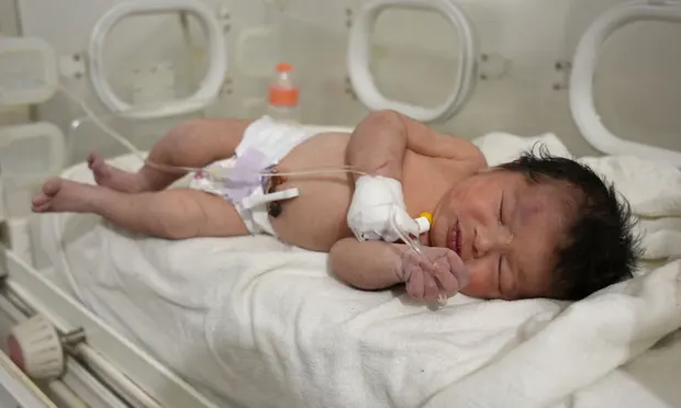 نوزاد تازه متولد شده زنده از زیر آوار زلزله در سوریه بیرون کشیده شد