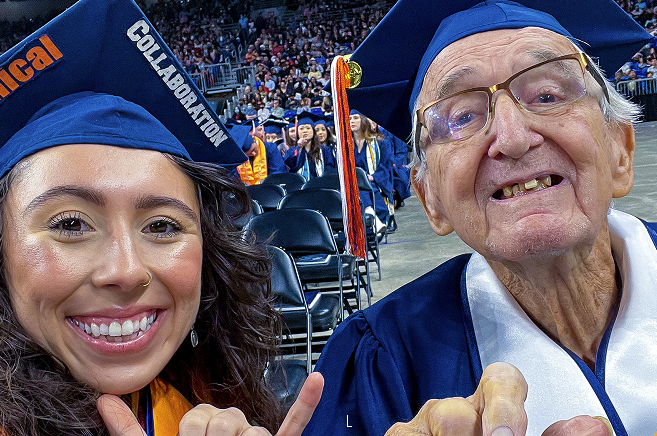 پدربزرگ 88 ساله و نوه 23 ساله با هم از دانشگاه فارغ التحصیل شدند