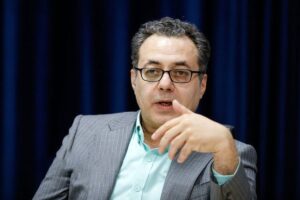 واکنش به انتقاد تند اژه‌ای از گرانی خودرو/ کالایی سراغ دارید که مردم از قیمت آن راضی باشند؟